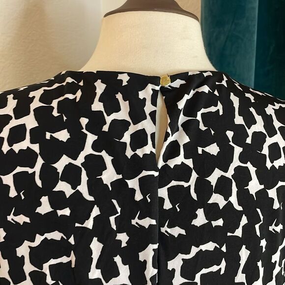 Calvin Klein Sleeveless Pleated Neckline Blouse | black and white | size L - Picture 6 of 9